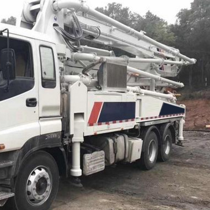 refurbished concrete pump truck.jpg